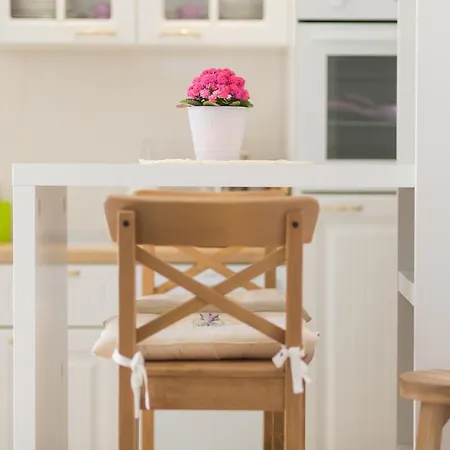 Apartment House - Dama